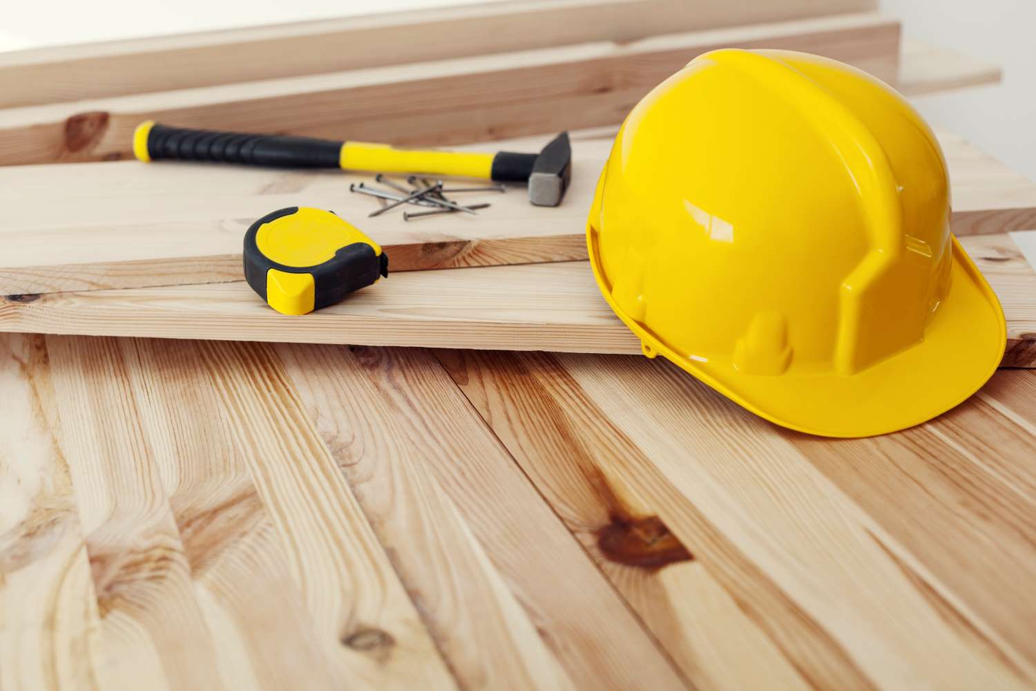 Planung Helm, Hammer, Nägel und Maßband